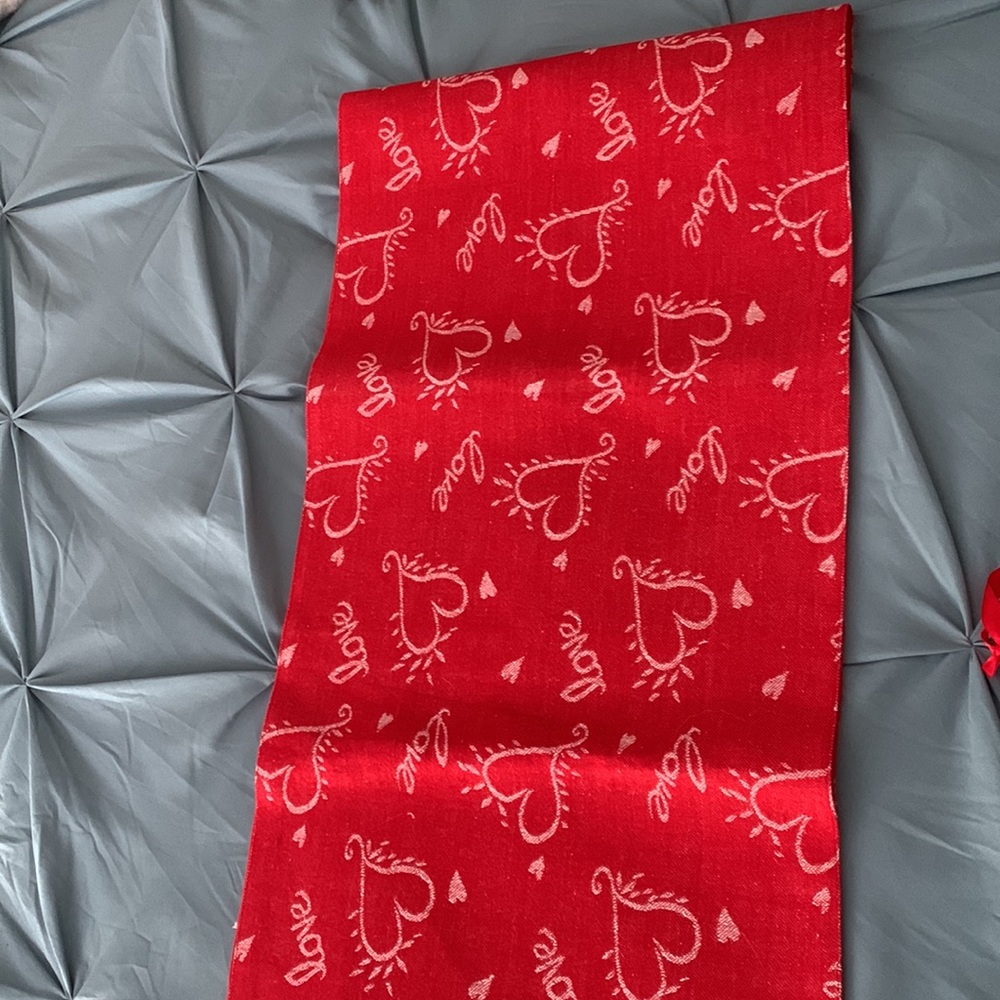 HEART TABLE RUNNER - Picture 3 of 3